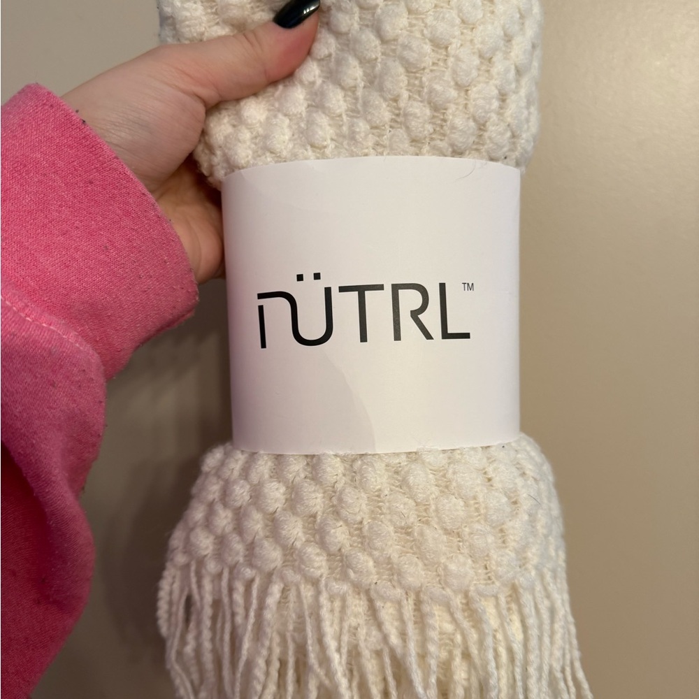✨Nütrl Cream Textured Throw Blanket